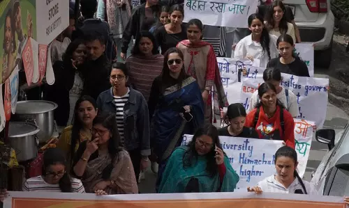 यूनिवर्सिटी की स्वायत्तता को लेकर HPU में प्रदर्शन शिक्षक छात्र उतरे मैदान में