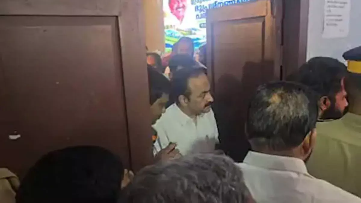 चार्टर्ड फ्लाइट विवाद: वीडी सतीसन ने मीडिया के सवालों से बनाई दूरी चार्टर्ड फ्लाइट विवाद: वीडी सतीसन ने मीडिया के सवालों से बनाई दूरी