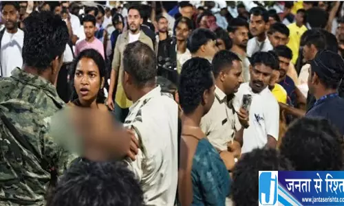 ऑटो हटाने को लेकर बवाल ट्रैफिक जवान की वर्दी फाड़ी ऑटो हटाने को लेकर बवाल ट्रैफिक जवान की वर्दी फाड़ी