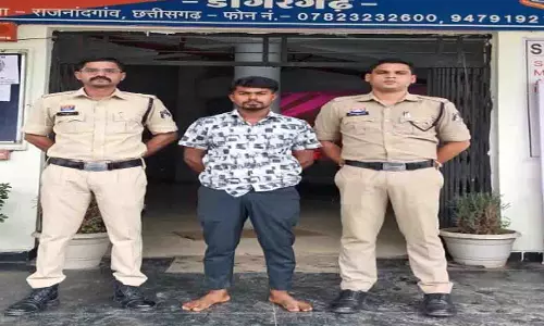 फोटो-वीडियो वायरल करने की धमकी देकर किया दुष्कर्म, युवक गिरफ्तार फोटो-वीडियो वायरल करने की धमकी देकर किया दुष्कर्म, युवक गिरफ्तार