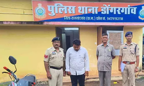 बाइक की डिक्की में गांजा लेकर निकला युवक नाकाबंदी में गिरफ्तार बाइक की डिक्की में गांजा लेकर निकला युवक नाकाबंदी में गिरफ्तार