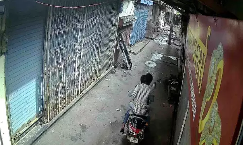 ज्वेलरी दुकान में आग के बाद चोरी, CCTV में बोरे ले जाते दिखे संदिग्ध