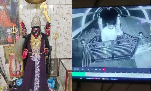 चप्पल उतारकर मंदिर में घुसा चोर, मां काली की सोने की नथ ले गया
