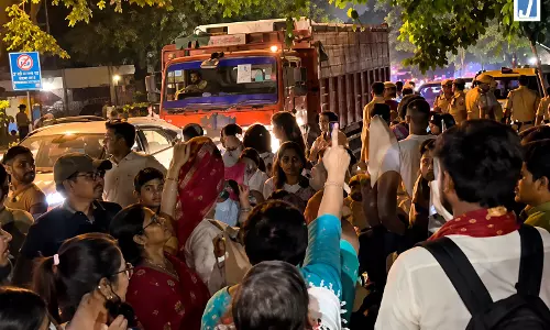 VIDEO: कालकाजी के कथित गैंगरेप मामले को लेकर DU छात्रों का प्रदर्शन