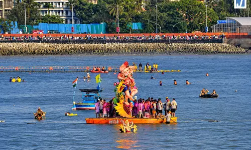 शहर में गणेश प्रतिमा विसर्जन के दौरान दो हादसे, 6 युवक डूबे