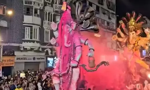 अनंत चतुर्दशी पर महाराष्ट्र में गणपति विसर्जन की धूम, नम आंखों से भक्तों ने बप्पा को दी विदाई
