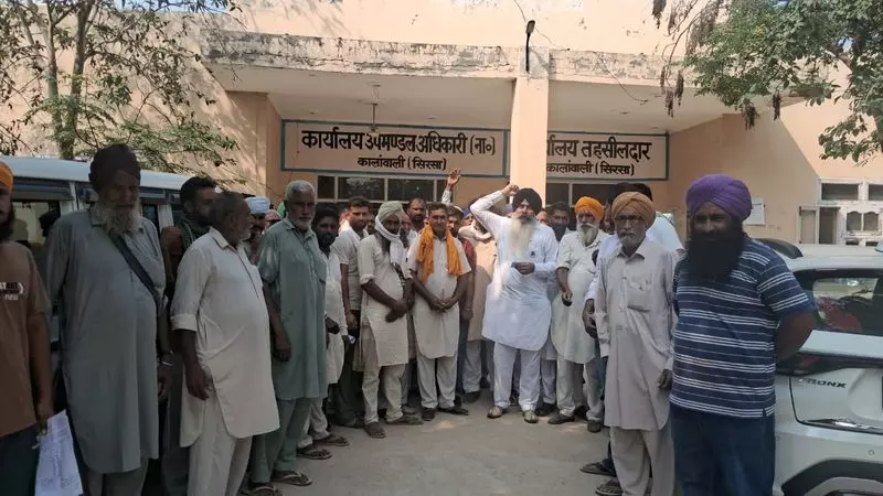 कालांवाली में फसल पंजीकरण को लेकर जूझते किसान कालांवाली में फसल पंजीकरण को लेकर जूझते किसान