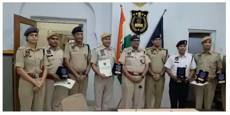 जयपुर पुलिस ने छह कांस्टेबलों को किया सम्मानित जयपुर पुलिस ने छह कांस्टेबलों को किया सम्मानित