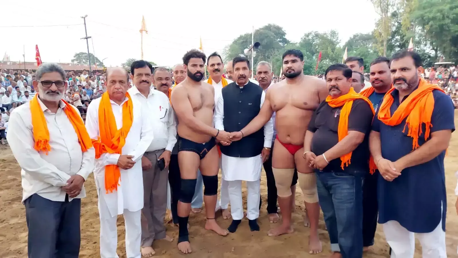 छिंज मेले में पहुंचे डिप्टी सीएम, विकास के लिए 25 लाख छिंज मेले में पहुंचे डिप्टी सीएम, विकास के लिए 25 लाख
