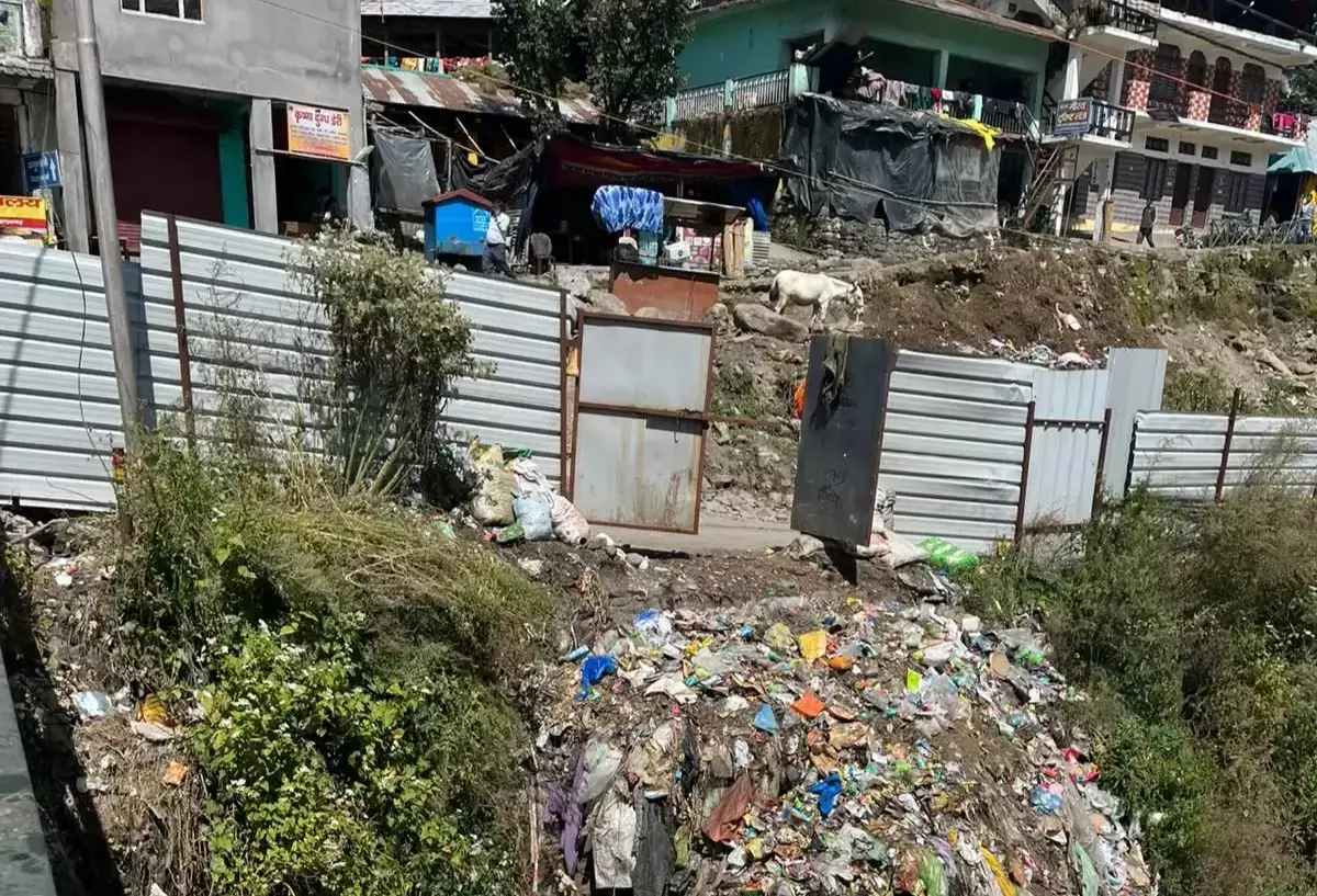 जानकीचट्टी में जगह-जगह कूड़े के ढेर से लोग परेशान जानकीचट्टी में जगह-जगह कूड़े के ढेर से लोग परेशान