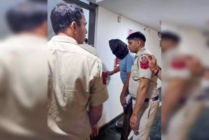एक ने गन निकाली, बाकी दो ने चाकू, फिर बारी-बारी से की दरिंदगी, गैंगरेप पीड़िता ने पुलिस को बताई सच्चाई एक ने गन निकाली, बाकी दो ने चाकू, फिर बारी-बारी से की दरिंदगी, गैंगरेप पीड़िता ने पुलिस को बताई सच्चाई