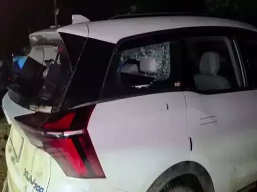 DSP पर टूट पड़े युवक DSP पर टूट पड़े युवक