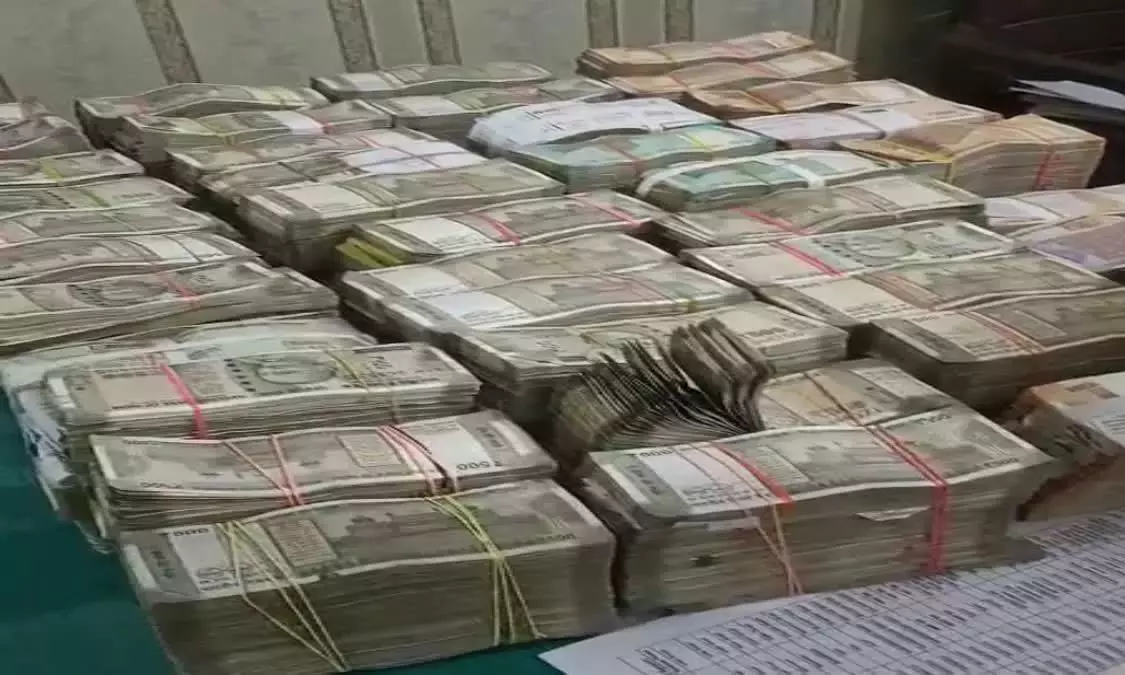 Andhra: राजामहेंद्रवरम में पुलिस ने आरोपियों से 1.99 करोड़ रुपये बरामद किए Andhra: राजामहेंद्रवरम में पुलिस ने आरोपियों से 1.99 करोड़ रुपये बरामद किए