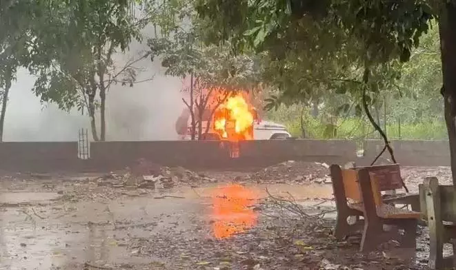पुलिस गाड़ी में अचानक लगी आग, कूदकर पुलिसकर्मियों ने बचाई जान पुलिस गाड़ी में अचानक लगी आग, कूदकर पुलिसकर्मियों ने बचाई जान