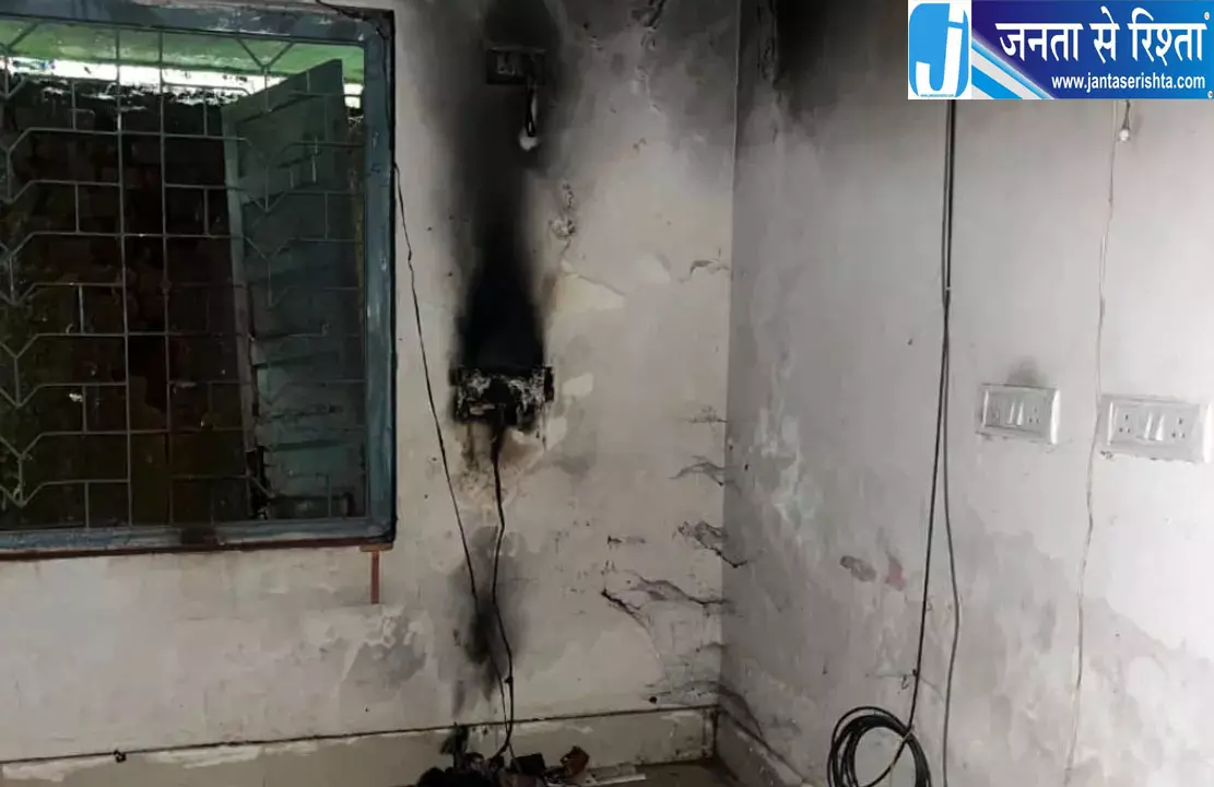 जयपुर के सरकारी आर्ट एंड क्राफ्ट स्कूल में भीषण आग, कंप्यूटर समेत लाखों का सामान जला जयपुर के सरकारी आर्ट एंड क्राफ्ट स्कूल में भीषण आग, कंप्यूटर समेत लाखों का सामान जला