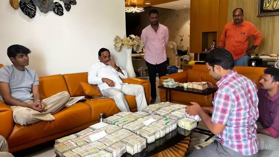 Telangana: भीम रेड्डी की बेनामी संपत्ति पर एसीबी का छापा Telangana: भीम रेड्डी की बेनामी संपत्ति पर एसीबी का छापा