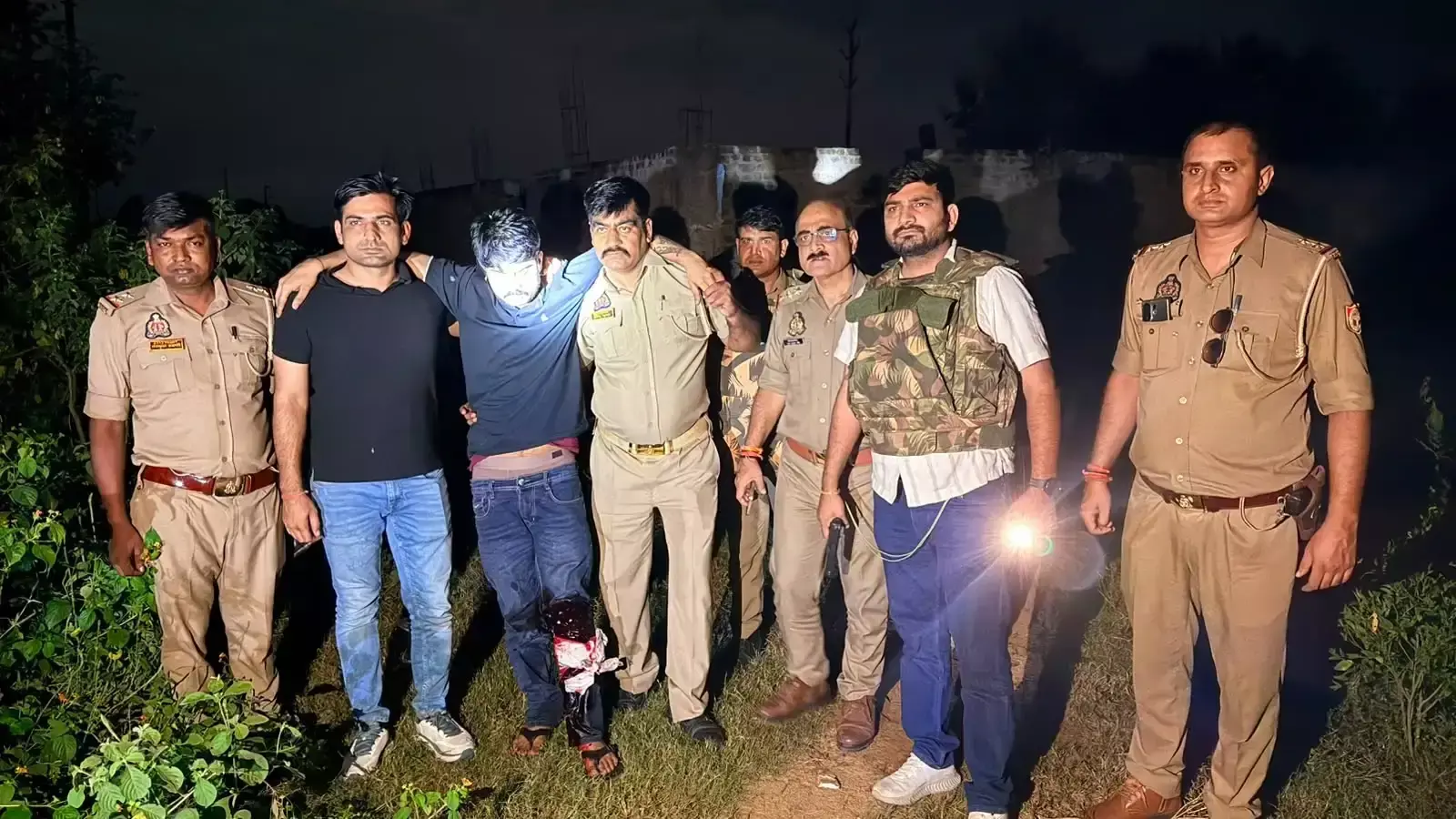 झांसी में दो मुठभेड़ों के बाद लूट और दहेज हत्या के आरोपी पकड़े झांसी में दो मुठभेड़ों के बाद लूट और दहेज हत्या के आरोपी पकड़े