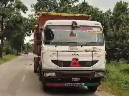 अंधेरे में खड़े ट्रेलर में जा घुसी बाइक, 21 वर्षीय युवक की मौत अंधेरे में खड़े ट्रेलर में जा घुसी बाइक, 21 वर्षीय युवक की मौत