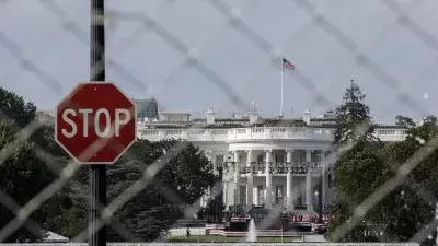 शी जिनपिंग के विरोध में व्हाइट हाउस के बाहर जुटे लोग शी जिनपिंग के विरोध में व्हाइट हाउस के बाहर जुटे लोग