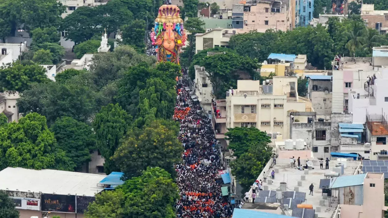 हैदराबाद में कड़ी सुरक्षा के बीच बड़ा गणेश विसर्जन जुलूस निकाला हैदराबाद में कड़ी सुरक्षा के बीच बड़ा गणेश विसर्जन जुलूस निकाला