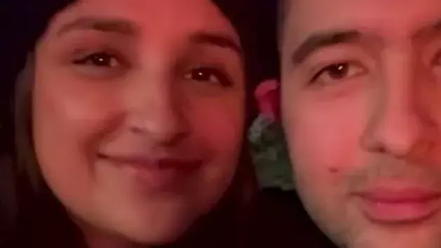 शादी की सालगिरह पर परिणीति के लिए राघव का संदेश शादी की सालगिरह पर परिणीति के लिए राघव का संदेश
