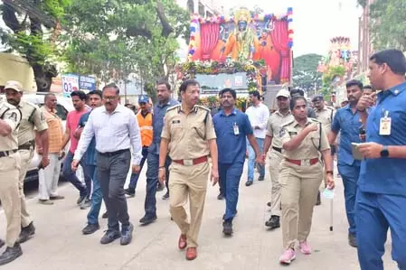 हैदराबाद में कड़ी सुरक्षा में निकाला जा रहा गणेश विसर्जन का जुलूस, जगह-जगह पुलिसकर्मी तैनात हैदराबाद में कड़ी सुरक्षा में निकाला जा रहा गणेश विसर्जन का जुलूस, जगह-जगह पुलिसकर्मी तैनात