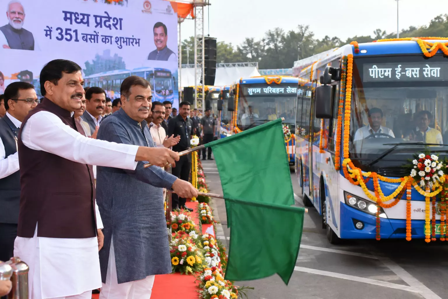 CM मोहन यादव ने 351 बसों को दिखाई हरी झंडी CM मोहन यादव ने 351 बसों को दिखाई हरी झंडी