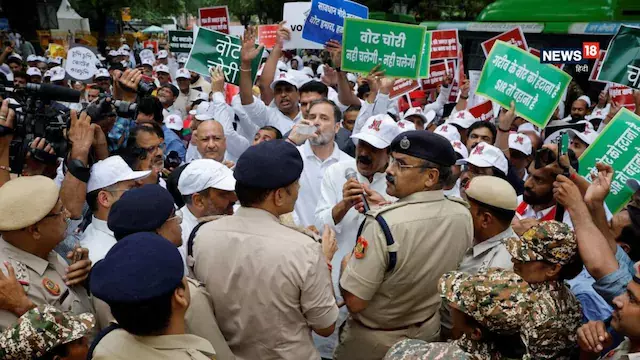 चुनाव आयोग को लेकर विपक्ष का विरोध बढ़ा, सड़कों पर उतरे कार्यकर्ता चुनाव आयोग को लेकर विपक्ष का विरोध बढ़ा, सड़कों पर उतरे कार्यकर्ता