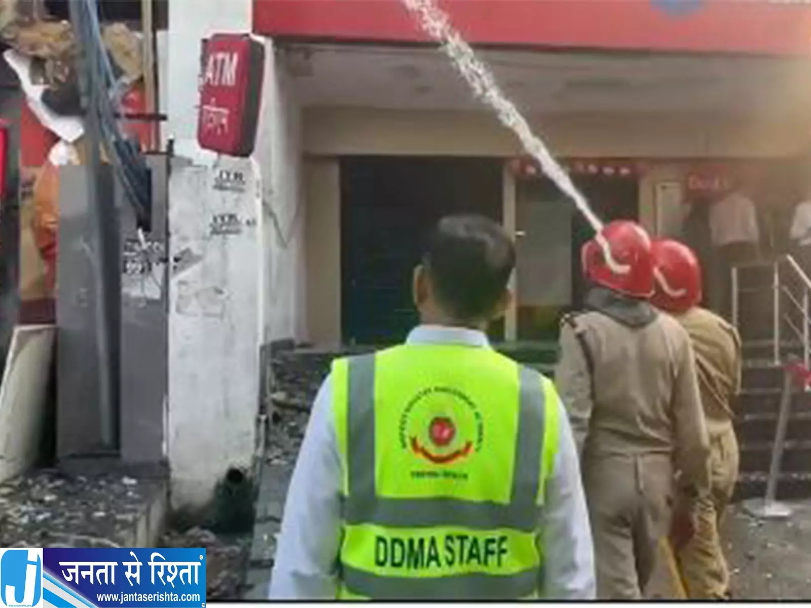 मॉडल टाउन की बिल्डिंग में लगी आग सभी लोगों को सुरक्षित निकाला गया मॉडल टाउन की बिल्डिंग में लगी आग सभी लोगों को सुरक्षित निकाला गया