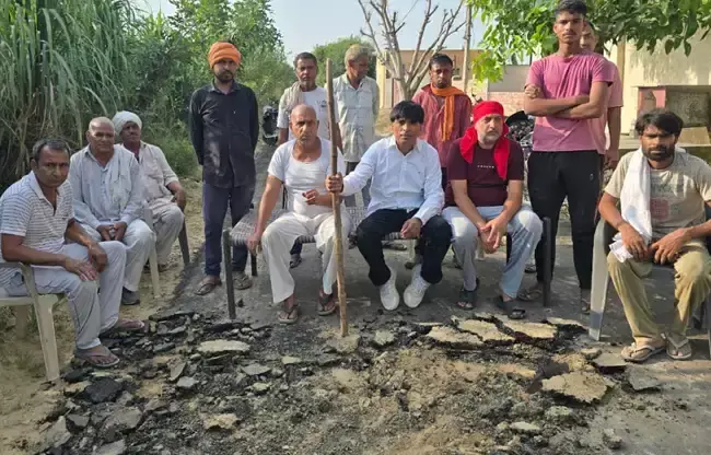 सड़क निर्माण में घटिया सामग्री के आरोप, ग्रामीणों ने किया प्रदर्शन सड़क निर्माण में घटिया सामग्री के आरोप, ग्रामीणों ने किया प्रदर्शन