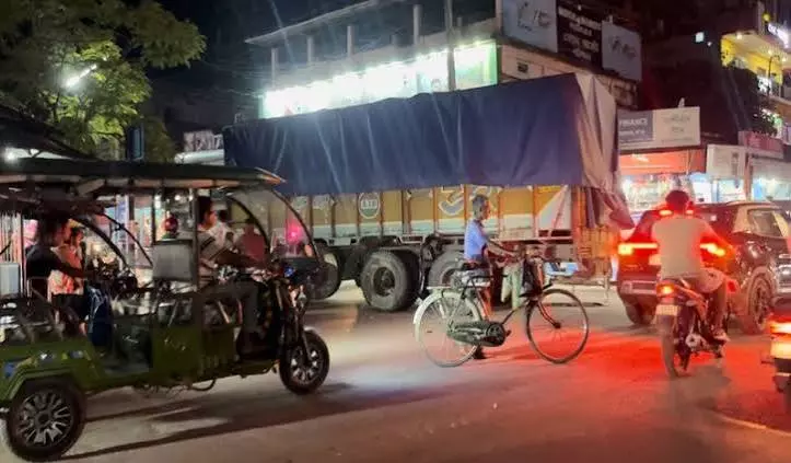 असम के पाथशाला में भारी ट्रकों के कारण ट्रैफिक समस्या गंभीर असम के पाथशाला में भारी ट्रकों के कारण ट्रैफिक समस्या गंभीर