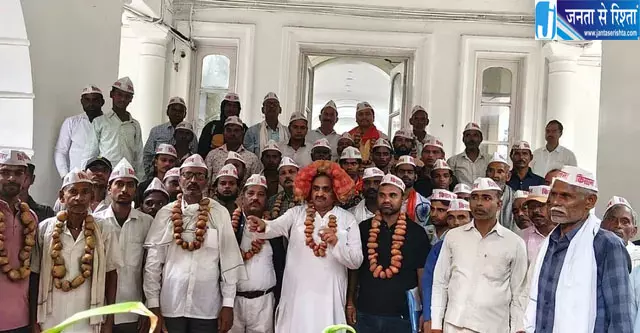 आलू की गिरती कीमतों से परेशान किसानों का प्रदर्शन, गले में आलू की माला पहनकर जताया विरोध आलू की गिरती कीमतों से परेशान किसानों का प्रदर्शन, गले में आलू की माला पहनकर जताया विरोध