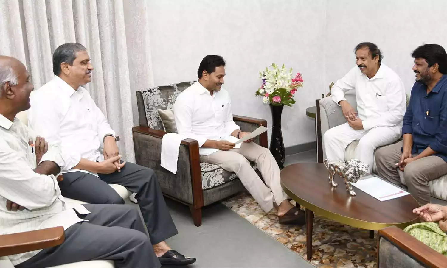 Andhra: सीपीआई ने जगन को सूखे पर गोलमेज बैठक के लिए आमंत्रित किया Andhra: सीपीआई ने जगन को सूखे पर गोलमेज बैठक के लिए आमंत्रित किया