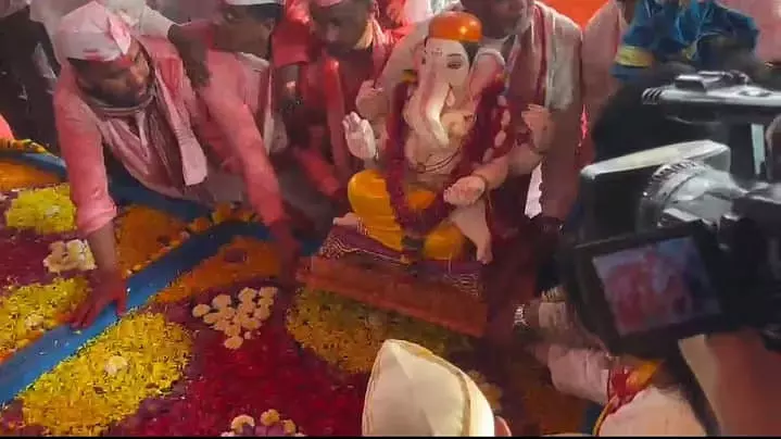 पुणे में श्री कसबा गणपति का हुआ विसर्जन, ढोल-ताशों के साथ उमड़ा भक्तों का सैलाब पुणे में श्री कसबा गणपति का हुआ विसर्जन, ढोल-ताशों के साथ उमड़ा भक्तों का सैलाब
