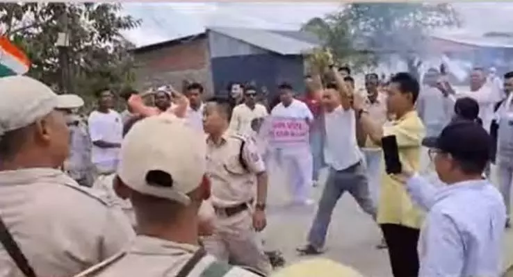 CEC के विरोध में उतरी मणिपुर कांग्रेस, चुनाव कार्यालय में झड़प की खबर CEC के विरोध में उतरी मणिपुर कांग्रेस, चुनाव कार्यालय में झड़प की खबर