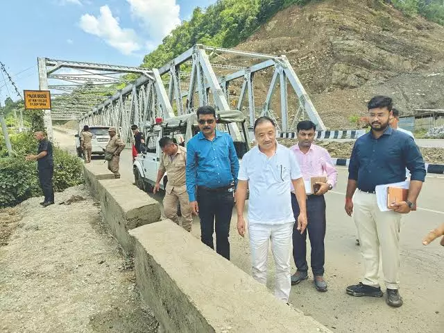 फेसामा: सड़क बहाली का काम, सांसद ने लिया जायजा फेसामा: सड़क बहाली का काम, सांसद ने लिया जायजा