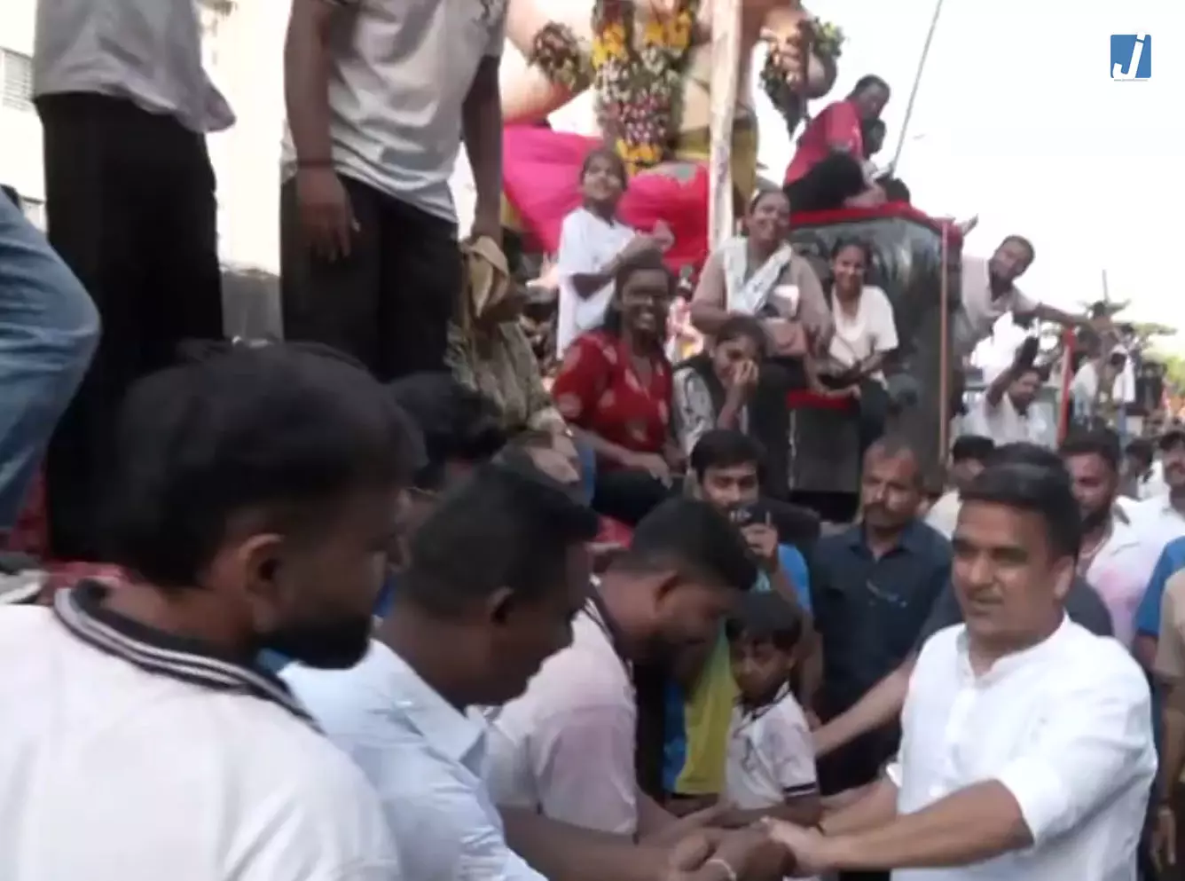 गणेश उत्सव में शामिल हुए डिप्टी CM हर्ष संघवी, हजीरा और डुमास बीच पर किया प्रतिमा विसर्जन गणेश उत्सव में शामिल हुए डिप्टी CM हर्ष संघवी, हजीरा और डुमास बीच पर किया प्रतिमा विसर्जन
