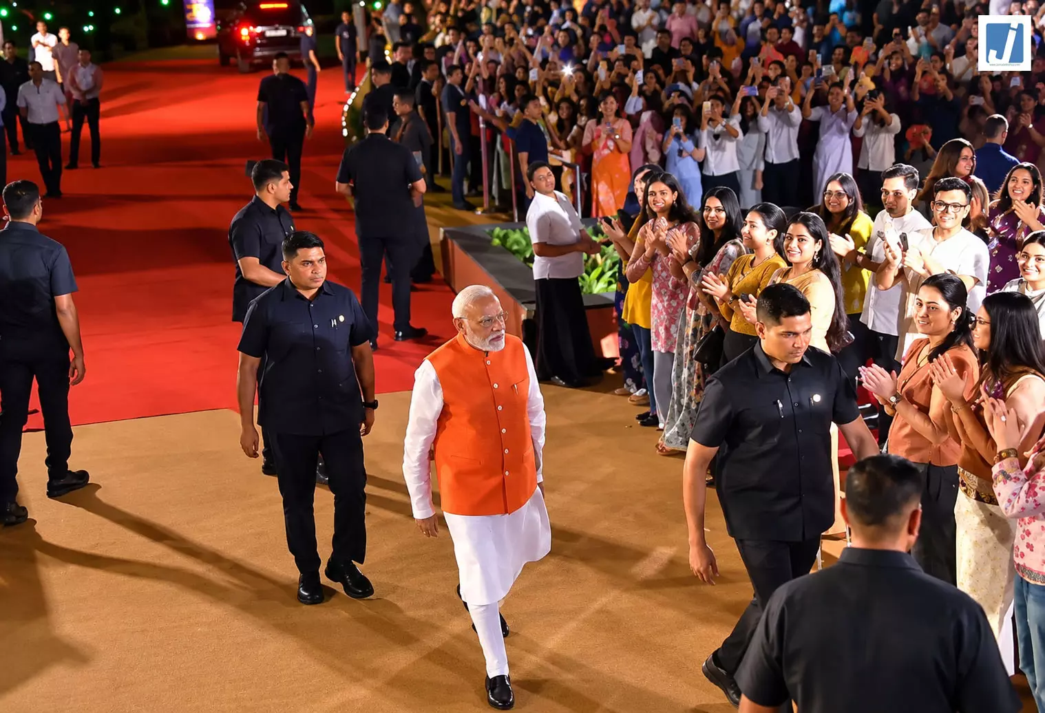 दीनदयाल उपाध्याय की जयंती पर ‘भजन क्लबिंग’ में शामिल हुए PM मोदी दीनदयाल उपाध्याय की जयंती पर ‘भजन क्लबिंग’ में शामिल हुए PM मोदी