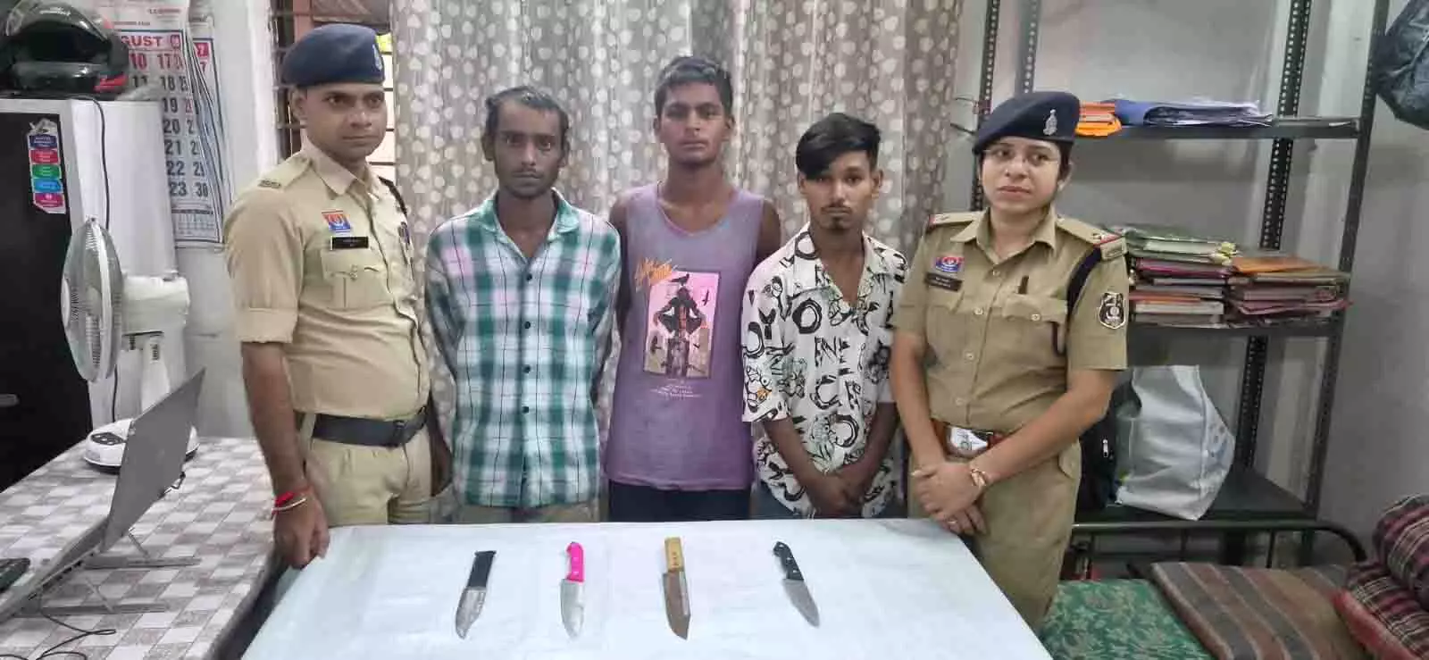 डबरा पारा चौक में धारदार हथियार लेकर फैला रहे थे दहशत, तीन आरोपी गिरफ्तार डबरा पारा चौक में धारदार हथियार लेकर फैला रहे थे दहशत, तीन आरोपी गिरफ्तार