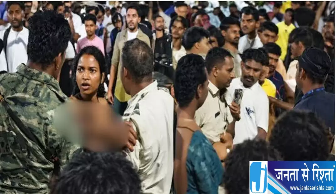 ऑटो हटाने को लेकर बवाल ट्रैफिक जवान की वर्दी फाड़ी ऑटो हटाने को लेकर बवाल ट्रैफिक जवान की वर्दी फाड़ी