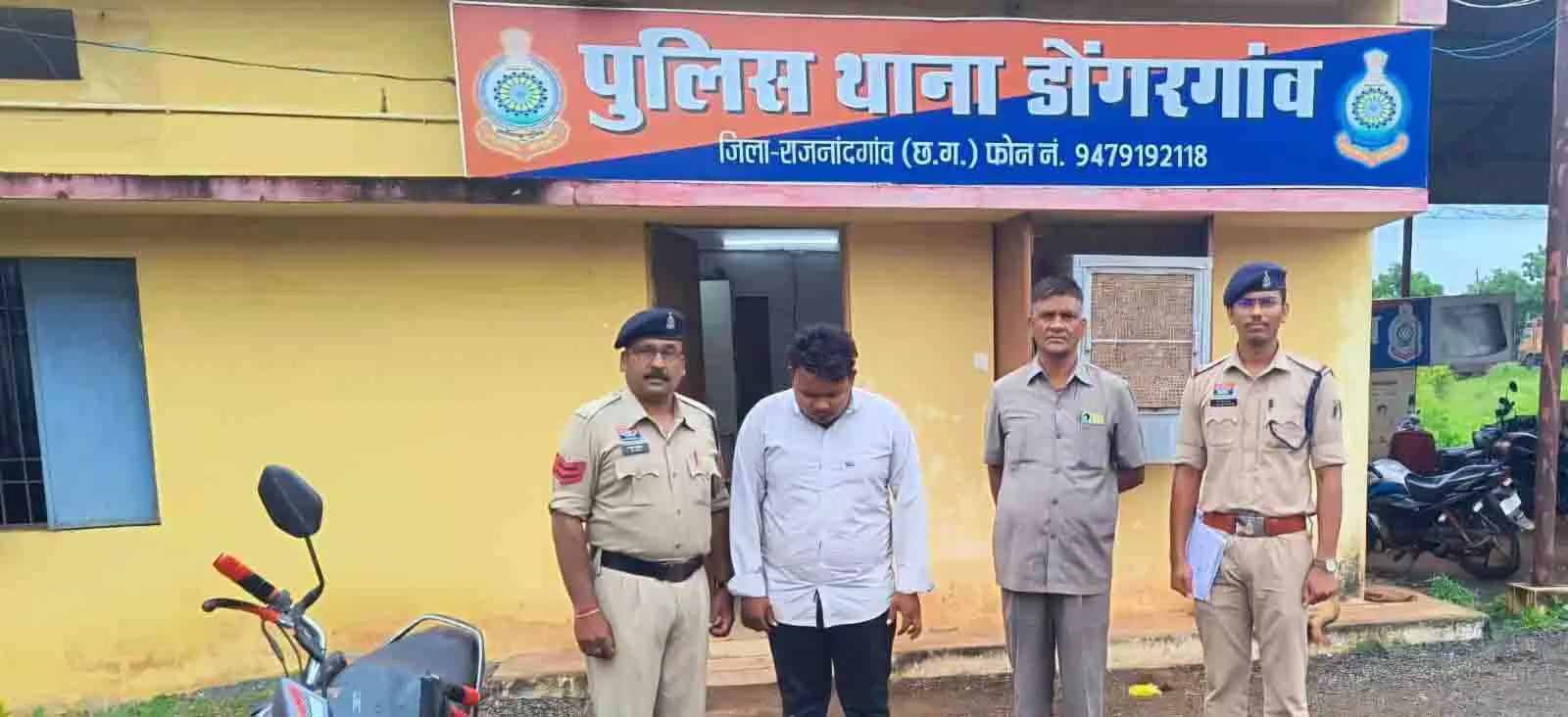 बाइक की डिक्की में गांजा लेकर निकला युवक नाकाबंदी में गिरफ्तार बाइक की डिक्की में गांजा लेकर निकला युवक नाकाबंदी में गिरफ्तार