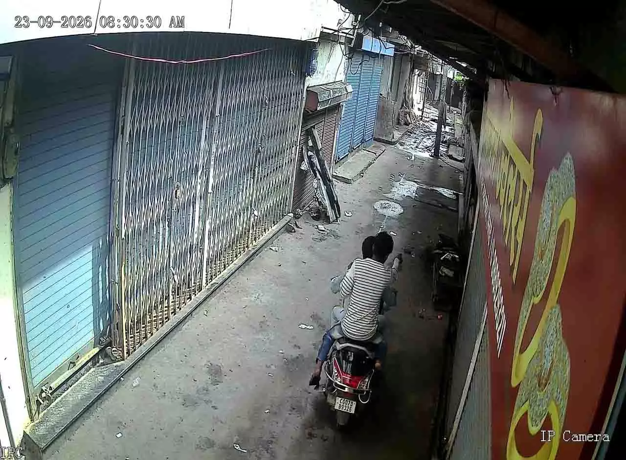 ज्वेलरी दुकान में आग के बाद चोरी, CCTV में बोरे ले जाते दिखे संदिग्ध ज्वेलरी दुकान में आग के बाद चोरी, CCTV में बोरे ले जाते दिखे संदिग्ध