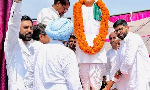 सिरसा के गाँव में जयंती पर देवी लाल की प्रतिमा का अनावरण किया गया।