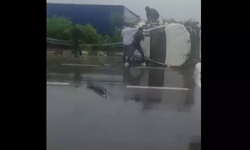 पलटी कार में फंसी 5 जिंदगियां, सिपाही दंपति ने ऐसे बचाई जान, VIDEO