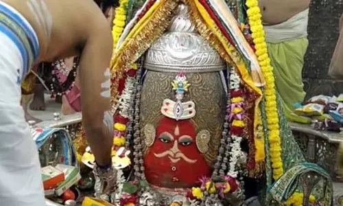 भस्म और लाल सिंदूर से बाबा महाकाल का बनाया गया मुखारविंद; मूंछें, त्रिनेत्र और तिलक से भव्य शृंगार