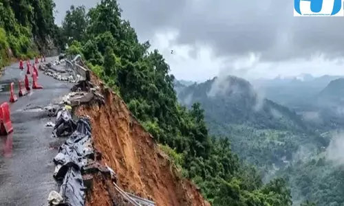 चट्टान गिरने से कलिंगा घाटी में आवाजाही ठप, प्रशासन ने बंद किया मार्ग