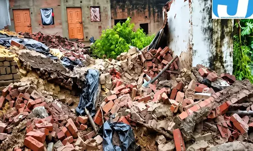 कच्चा मकान बना काल, मलबे में दबकर एक ही परिवार के 3 लोगों की मौत कच्चा मकान बना काल, मलबे में दबकर एक ही परिवार के 3 लोगों की मौत