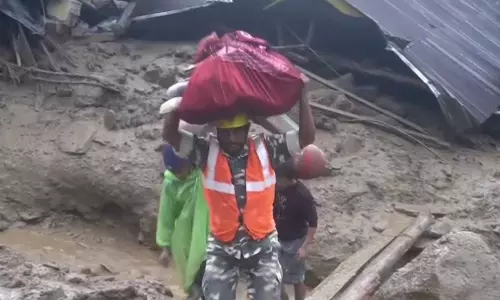 भारी बारिश से रिम्बी गांव में भीषण भूस्खलन, 32 से ज्यादा घर क्षतिग्रस्त भारी बारिश से रिम्बी गांव में भीषण भूस्खलन, 32 से ज्यादा घर क्षतिग्रस्त