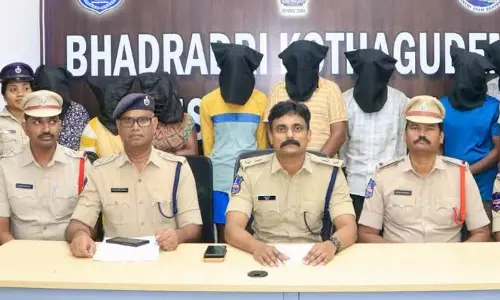 कोठागुडेम पुलिस स्टेशन के अंदर झड़प के लिए आठ गिरफ्तार कोठागुडेम पुलिस स्टेशन के अंदर झड़प के लिए आठ गिरफ्तार