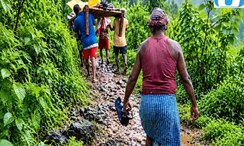 खटिया पर गर्भवती को लेकर चले परिजन, आधा किमी बाद मिली सड़क